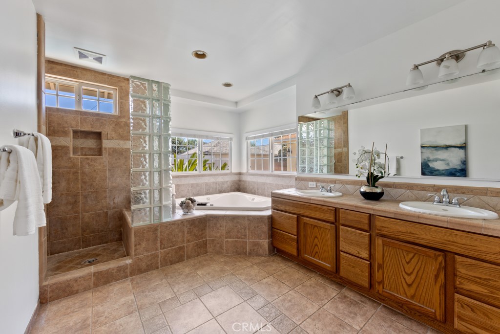 5634 E Mezzanine Way