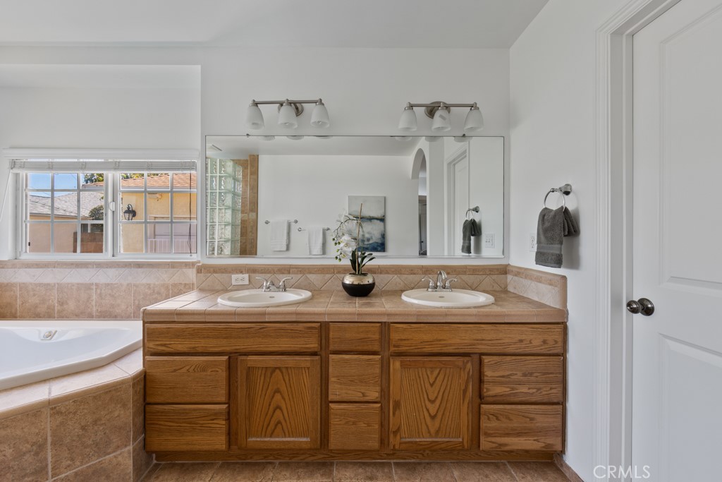 5634 E Mezzanine Way