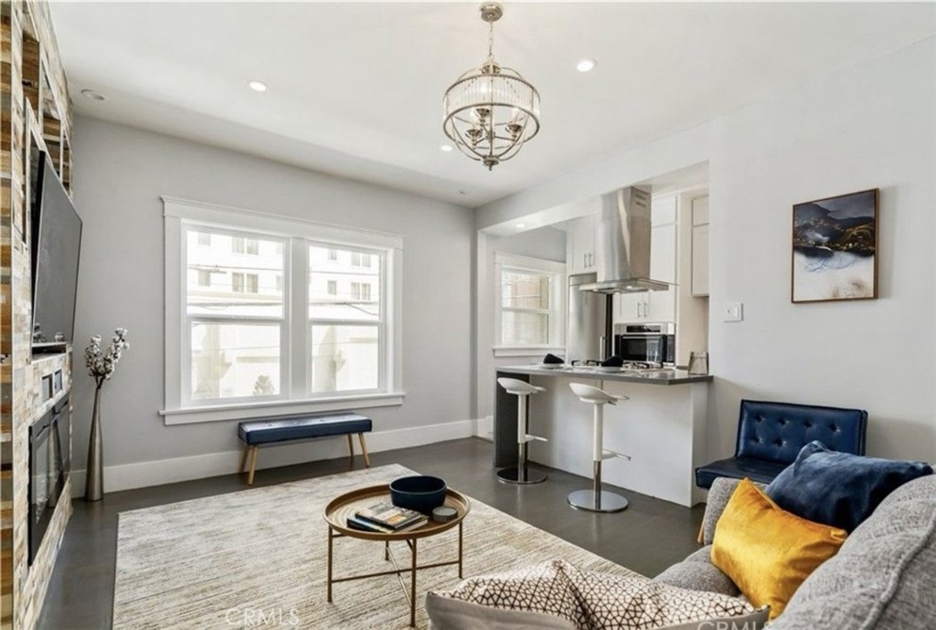 325 W 3rd Street
