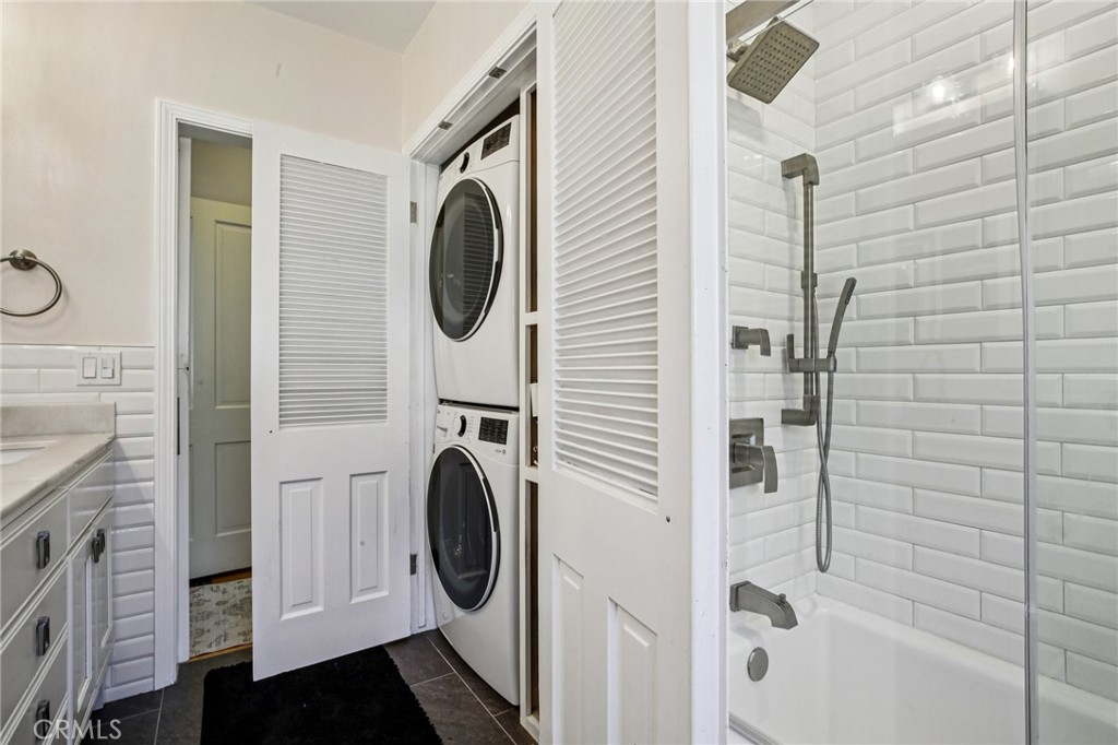 256 E Claiborne Place