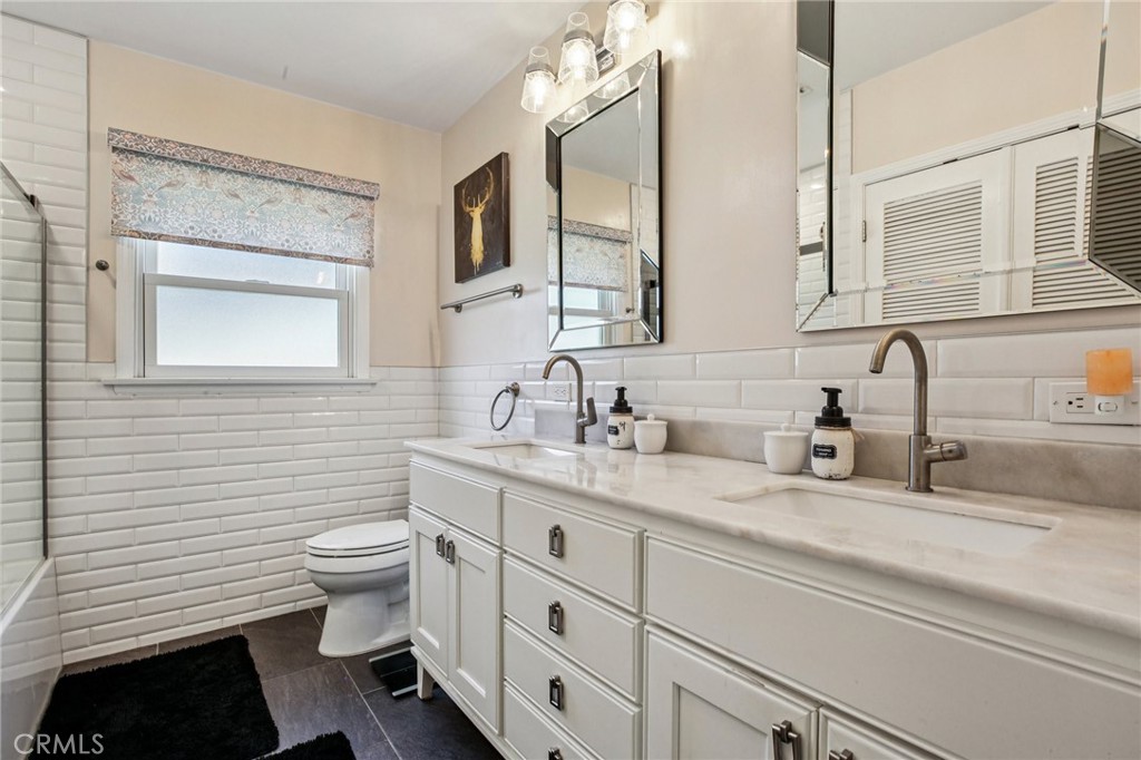 256 E Claiborne Place