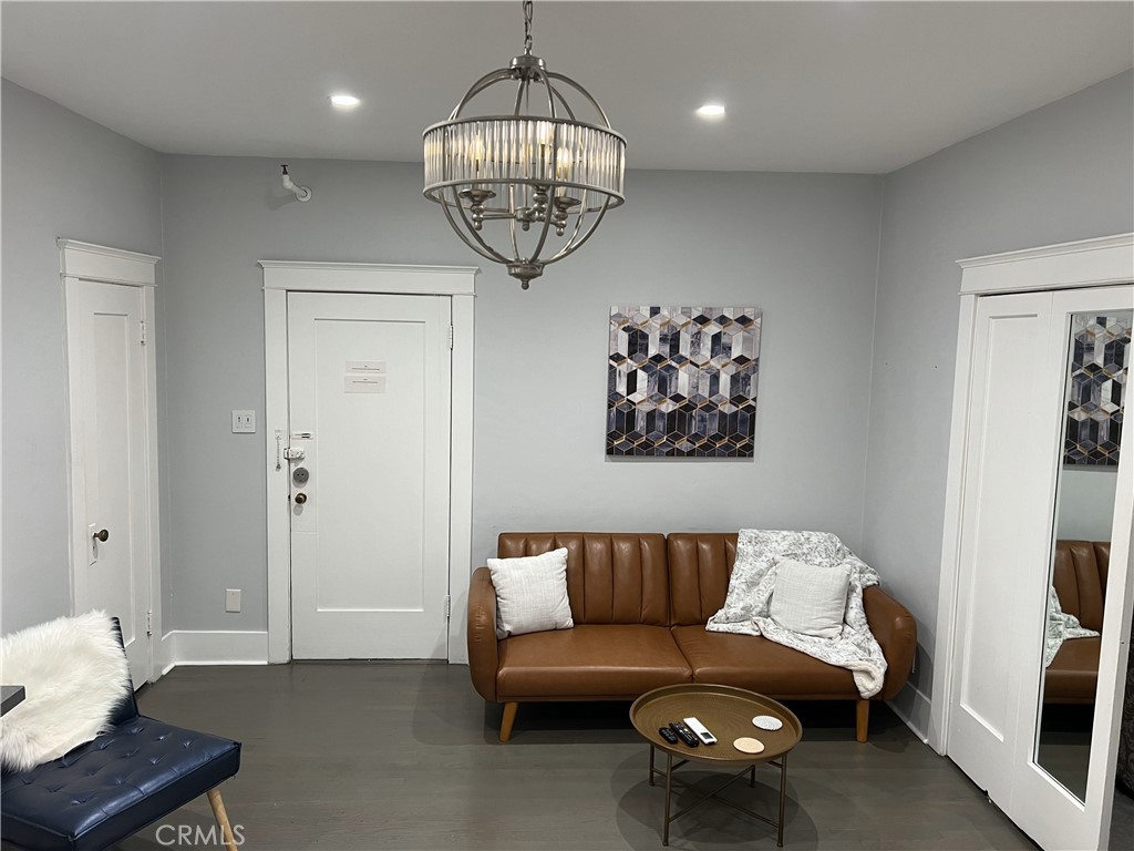 325 W 3rd Street