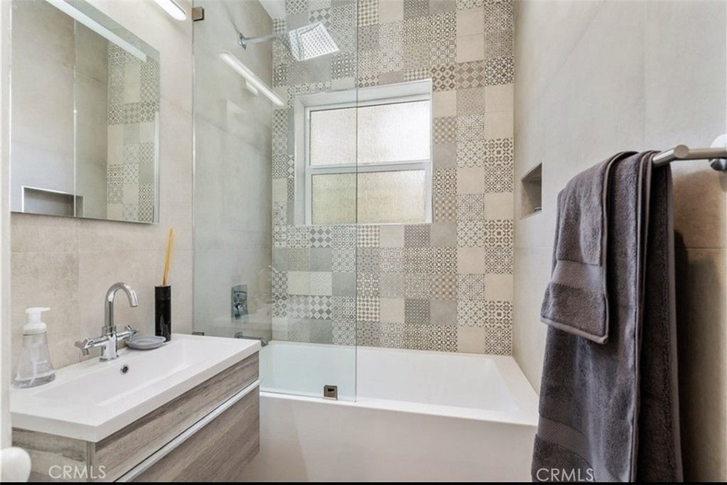 325 W 3rd Street