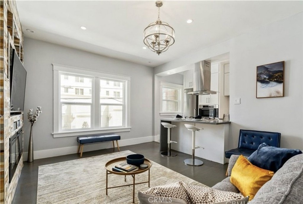 325 W 3rd Street