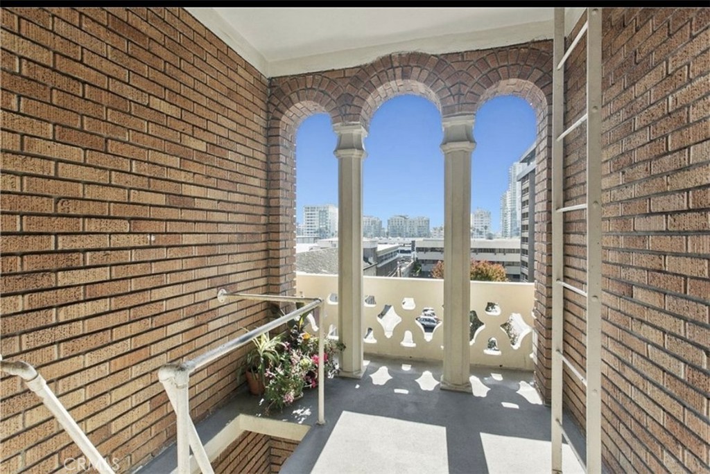 325 W 3rd Street
