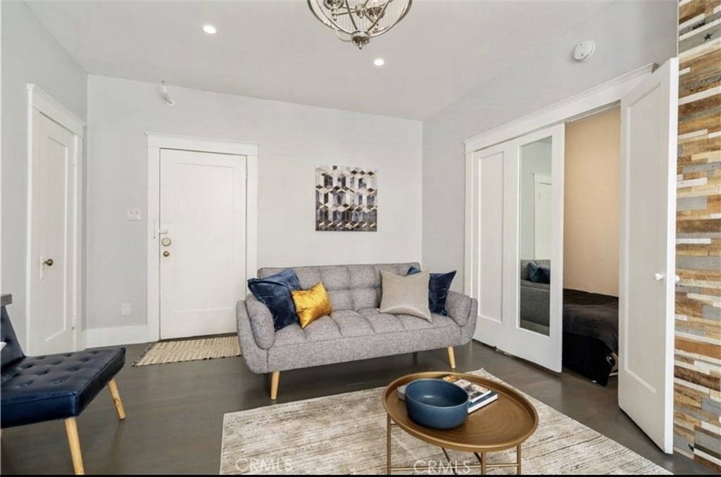 325 W 3rd Street