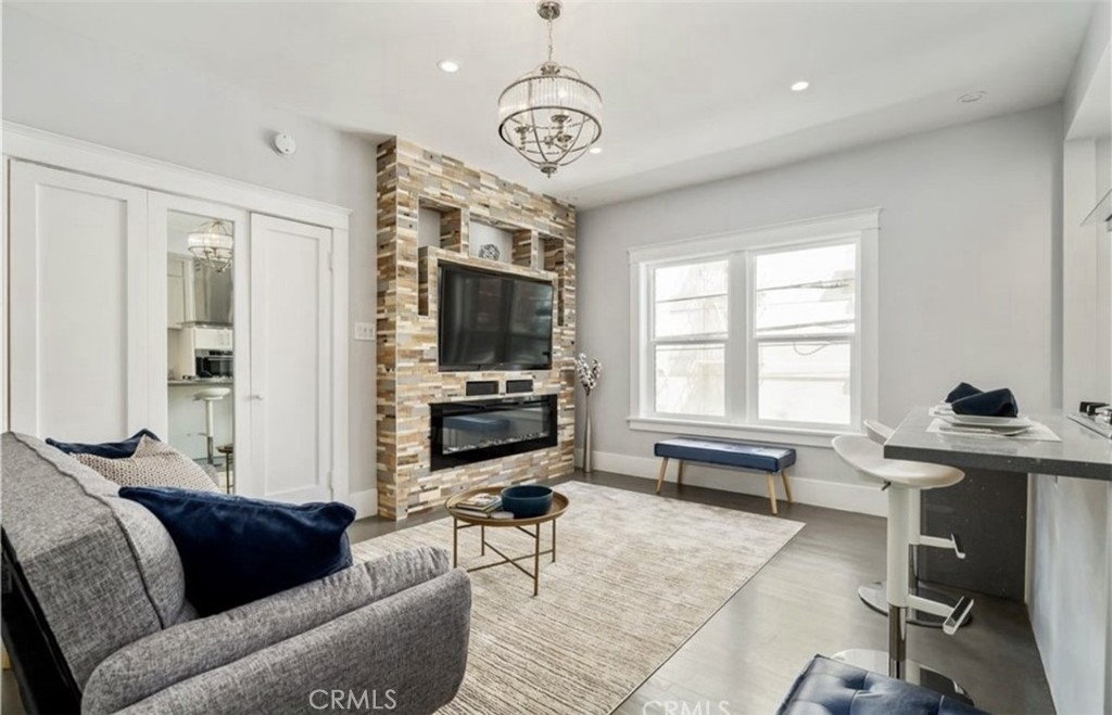 325 W 3rd Street