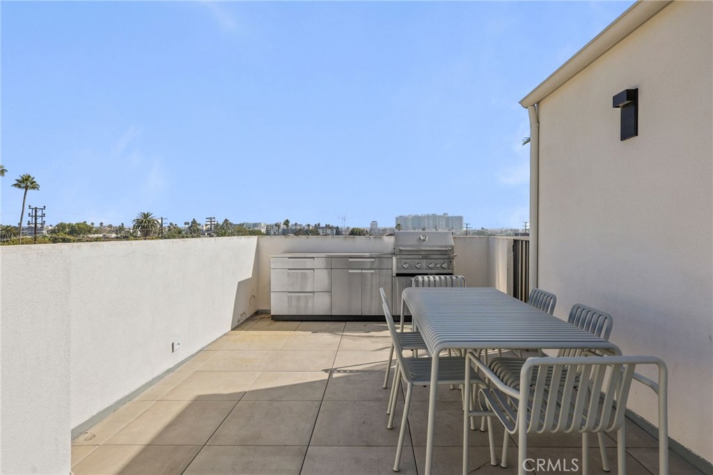 2432 Penmar Avenue 204