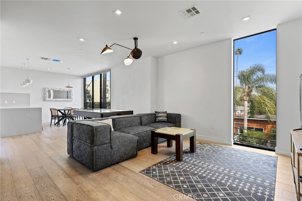 2432 Penmar Avenue 204