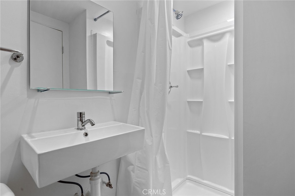 2432 Penmar Avenue 204