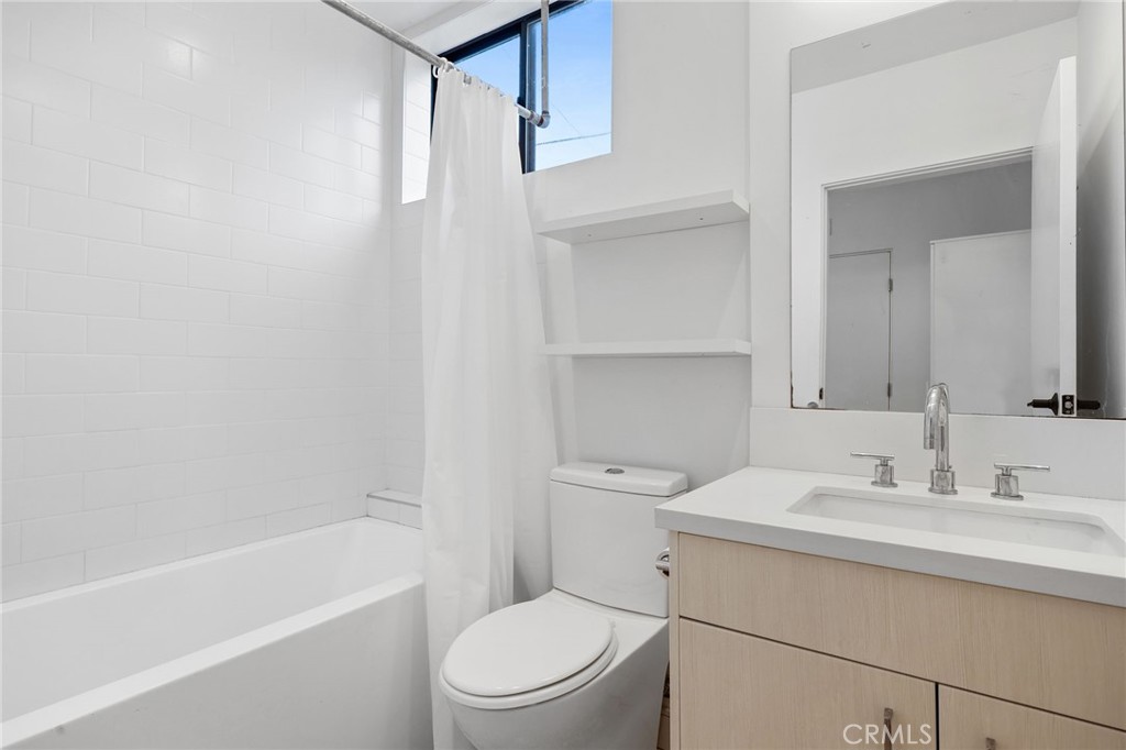 2432 Penmar Avenue 204