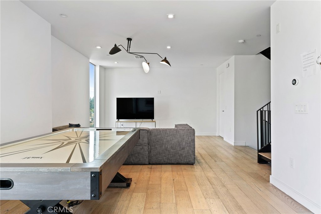 2432 Penmar Avenue 204