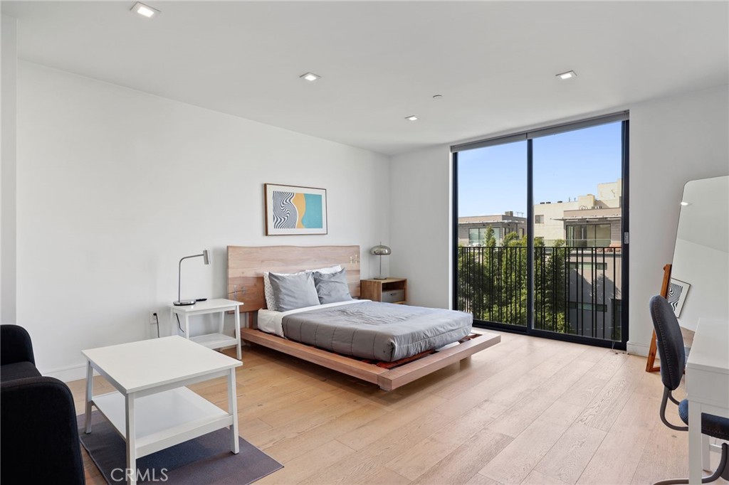 2432 Penmar Avenue 204