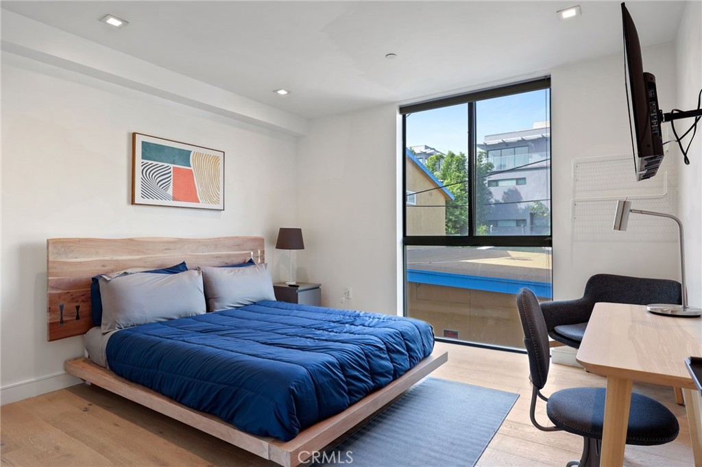 2432 Penmar Avenue 204