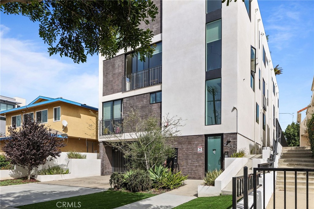 2432 Penmar Avenue 204