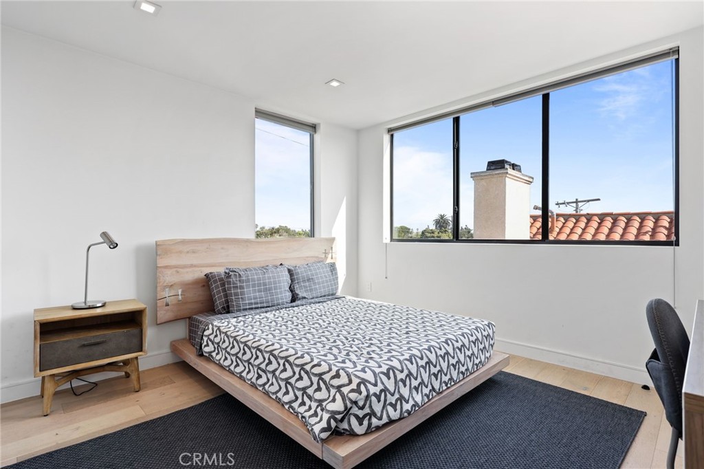 2432 Penmar Avenue 204