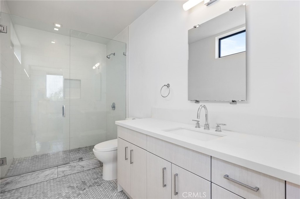 2432 Penmar Avenue 204