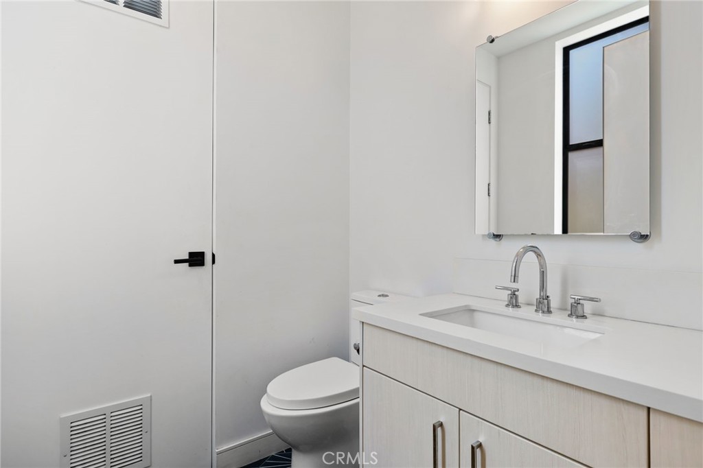 2432 Penmar Avenue 204