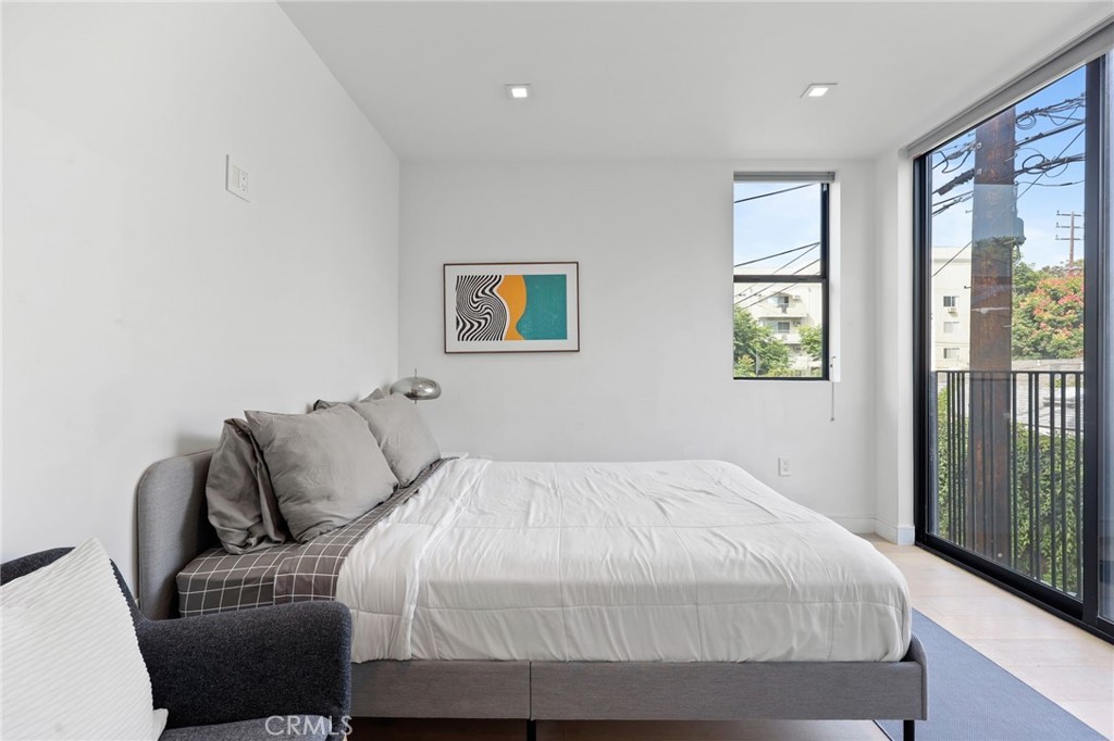 2432 Penmar Avenue 204