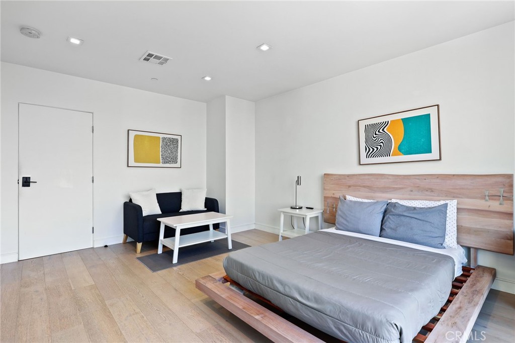 2432 Penmar Avenue 204