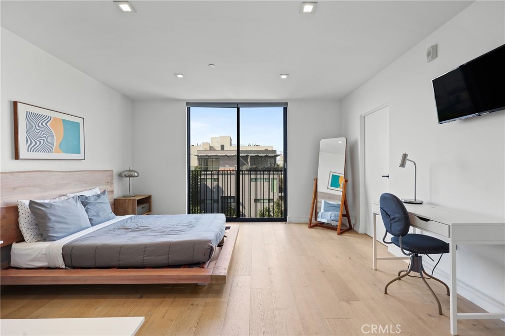 2432 Penmar Avenue 204