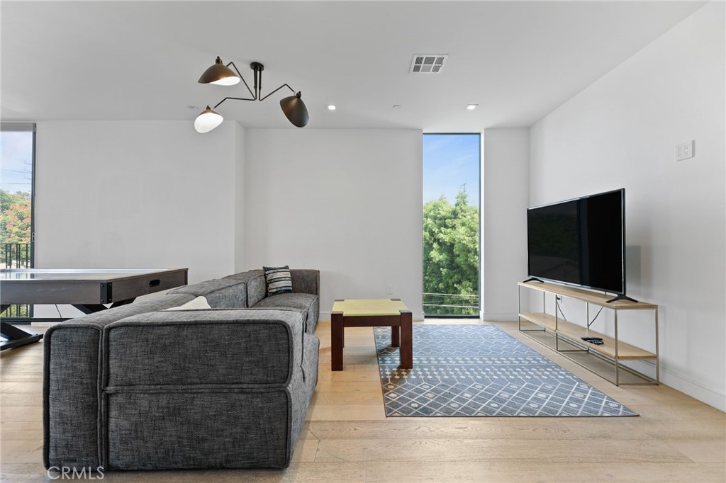 2432 Penmar Avenue 204