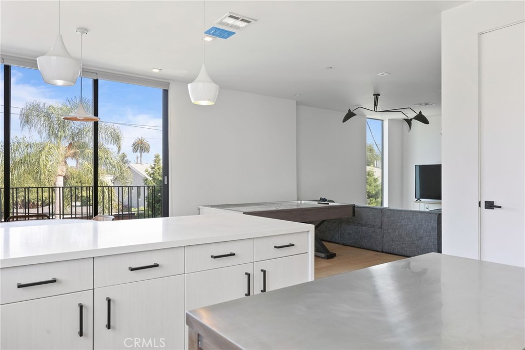 2432 Penmar Avenue 204