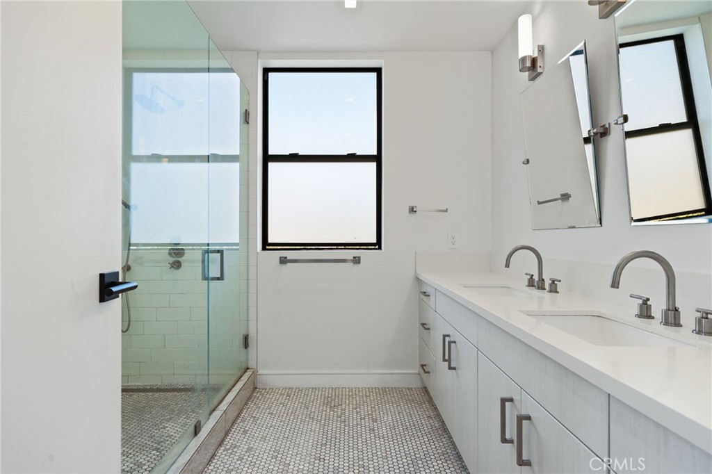 2432 Penmar Avenue 204