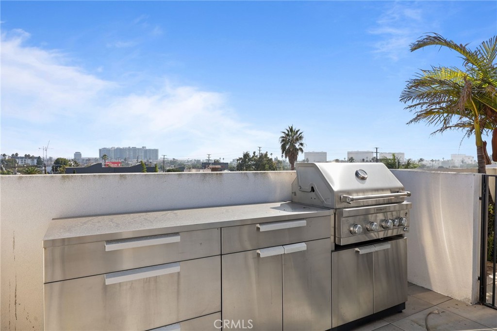 2432 Penmar Avenue 204