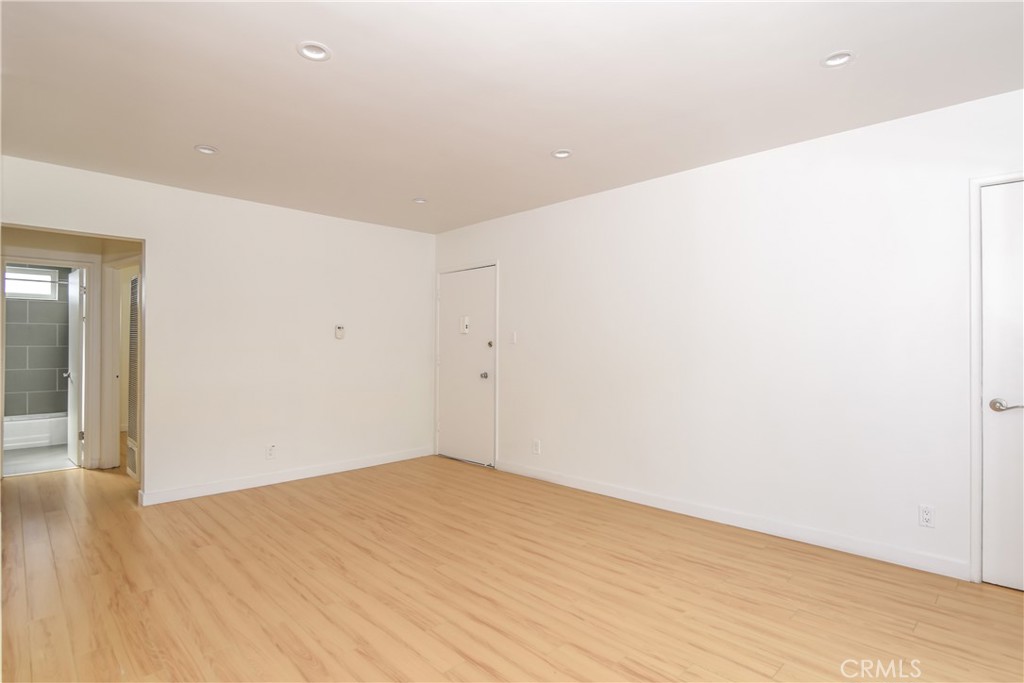 11921 Goshen Avenue 6