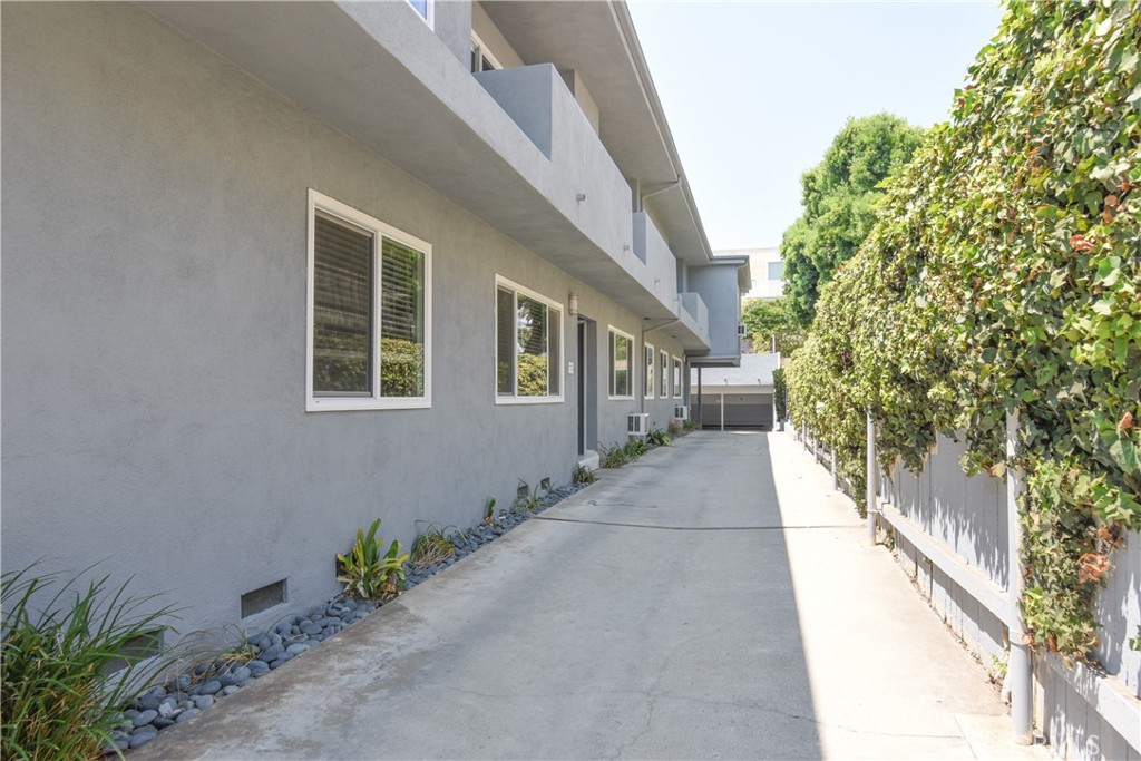 11921 Goshen Avenue 4