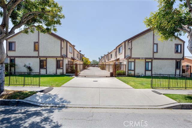 916 E 65th ST Unit: 1