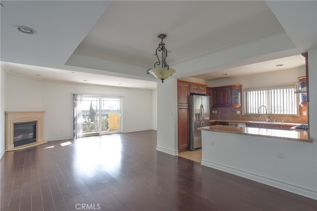 11911 Mayfield Avenue 204