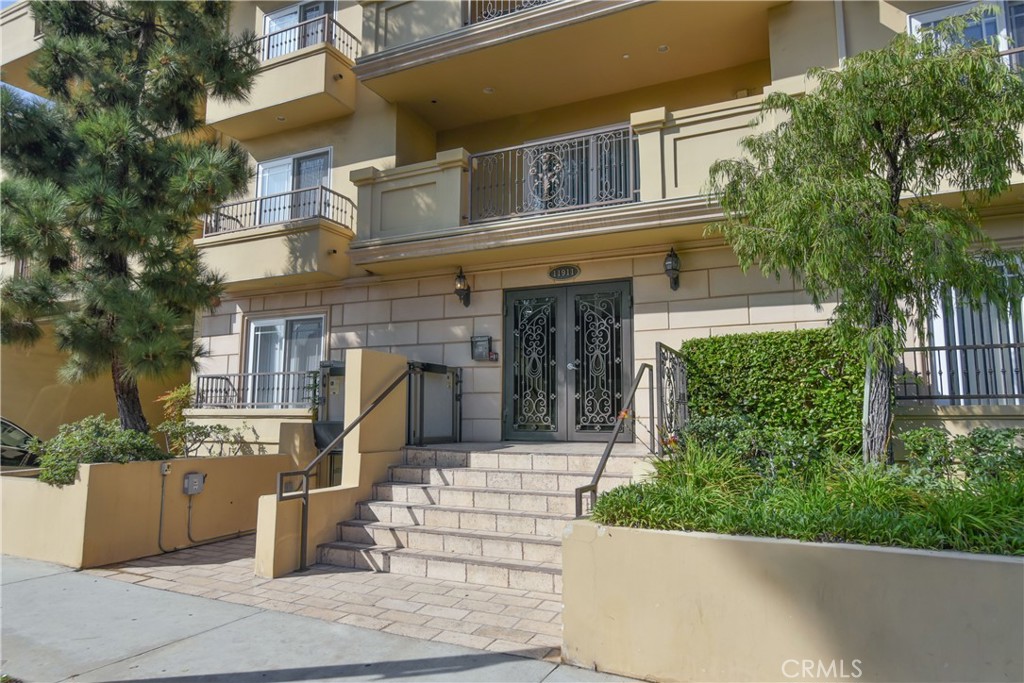 11911 Mayfield Avenue 204