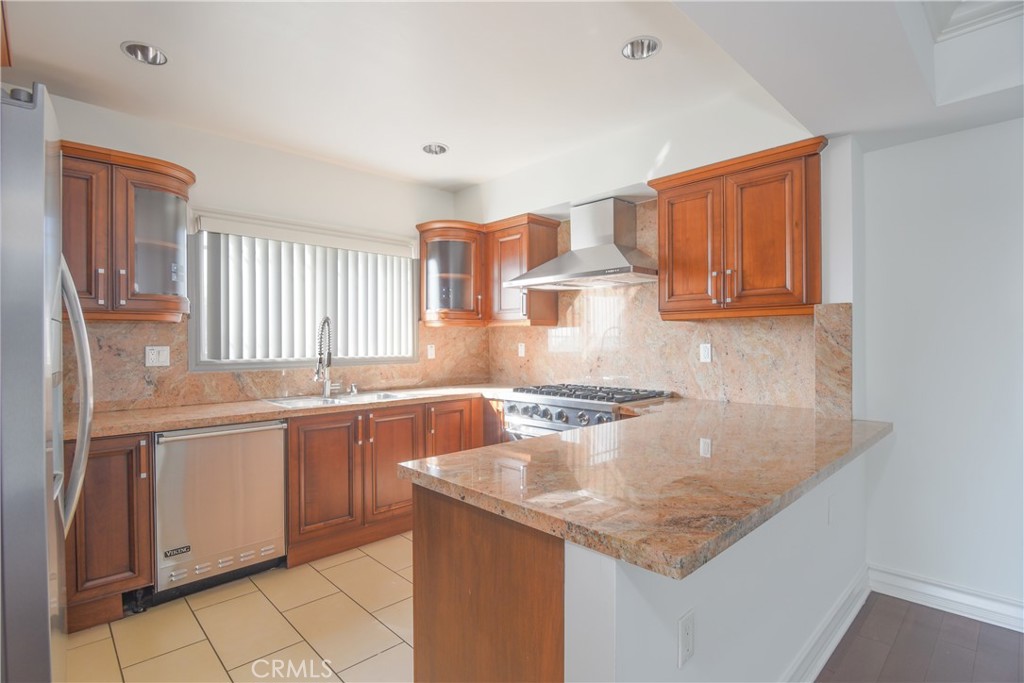 11911 Mayfield Avenue 204