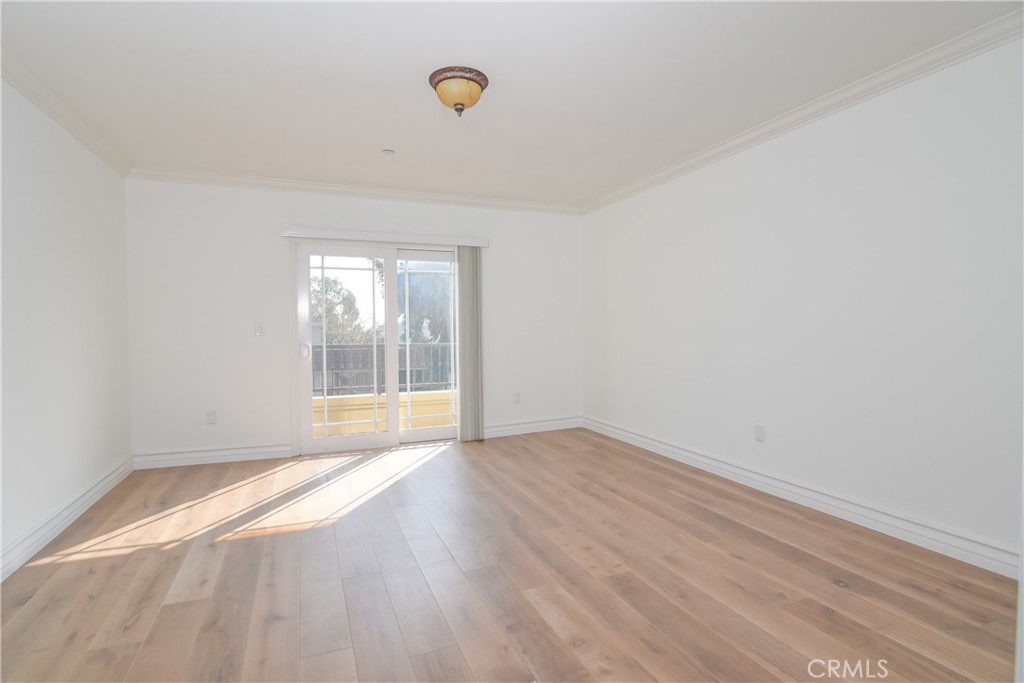 11911 Mayfield Avenue 204