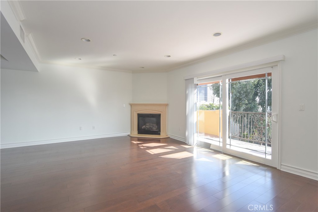 11911 Mayfield Avenue 204