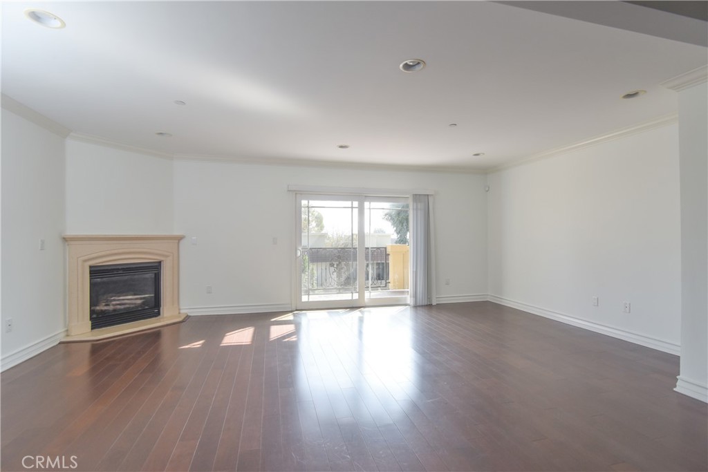 11911 Mayfield Avenue 204