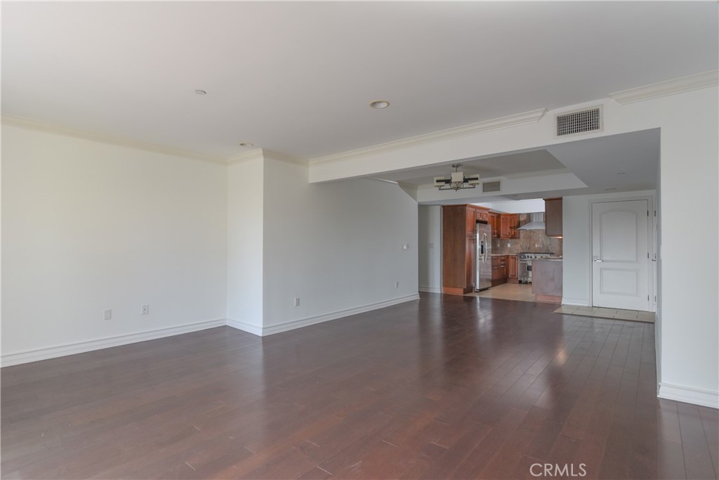 11911 Mayfield Avenue 204