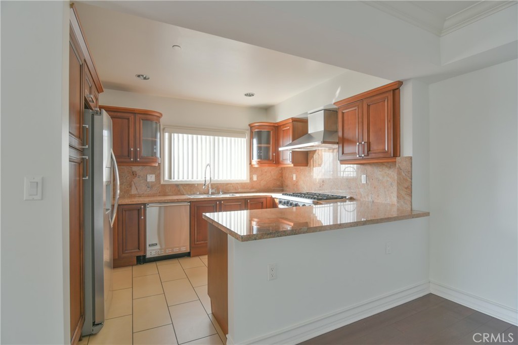 11911 Mayfield Avenue 204