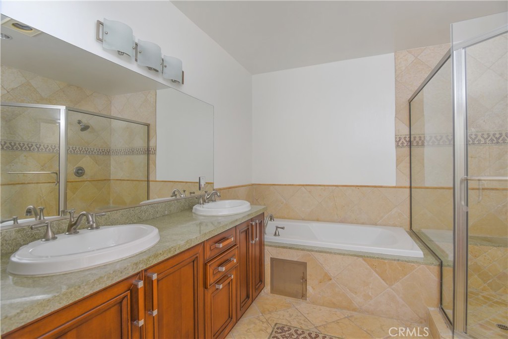 11911 Mayfield Avenue 204