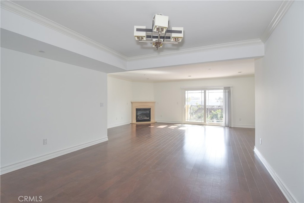 11911 Mayfield Avenue 204