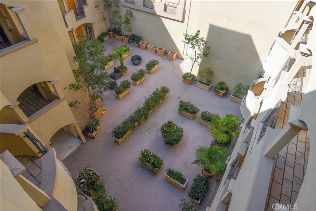 11911 Mayfield Avenue 204