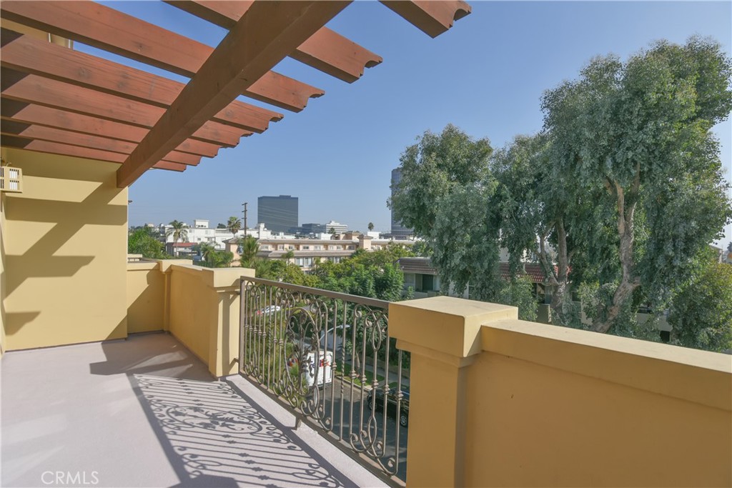 11911 Mayfield Avenue 204