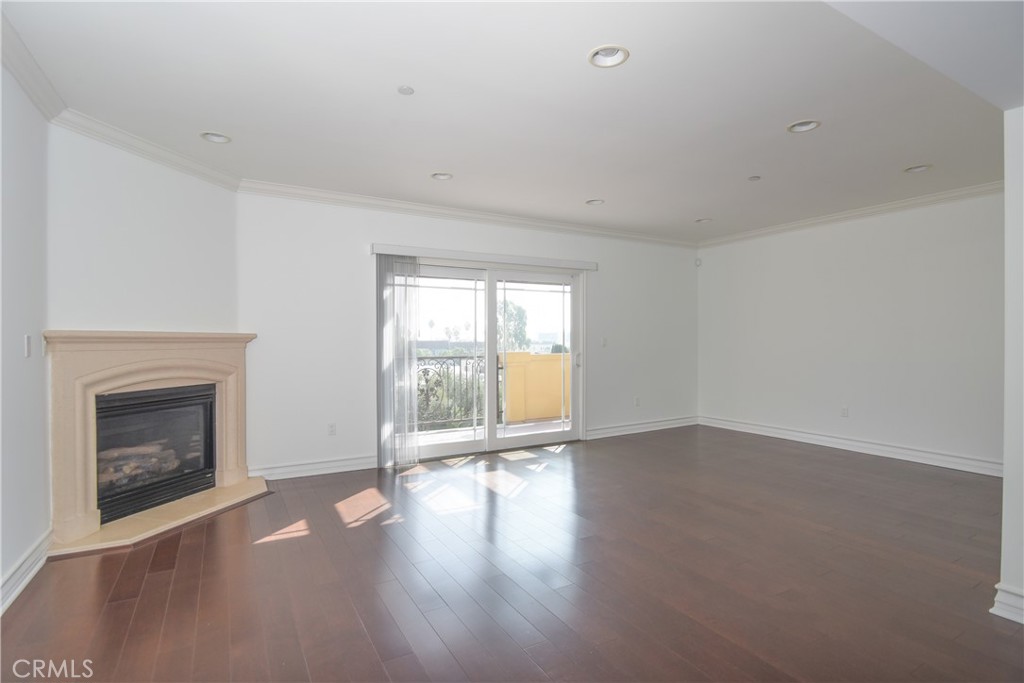 11911 Mayfield Avenue 204