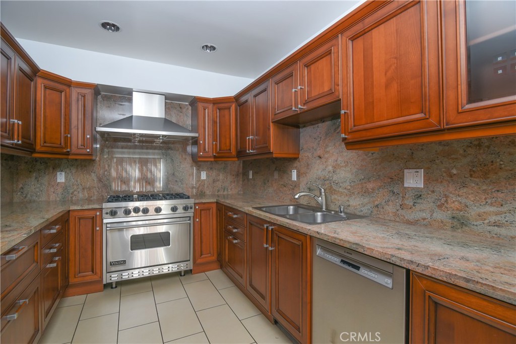 11911 Mayfield Avenue 204