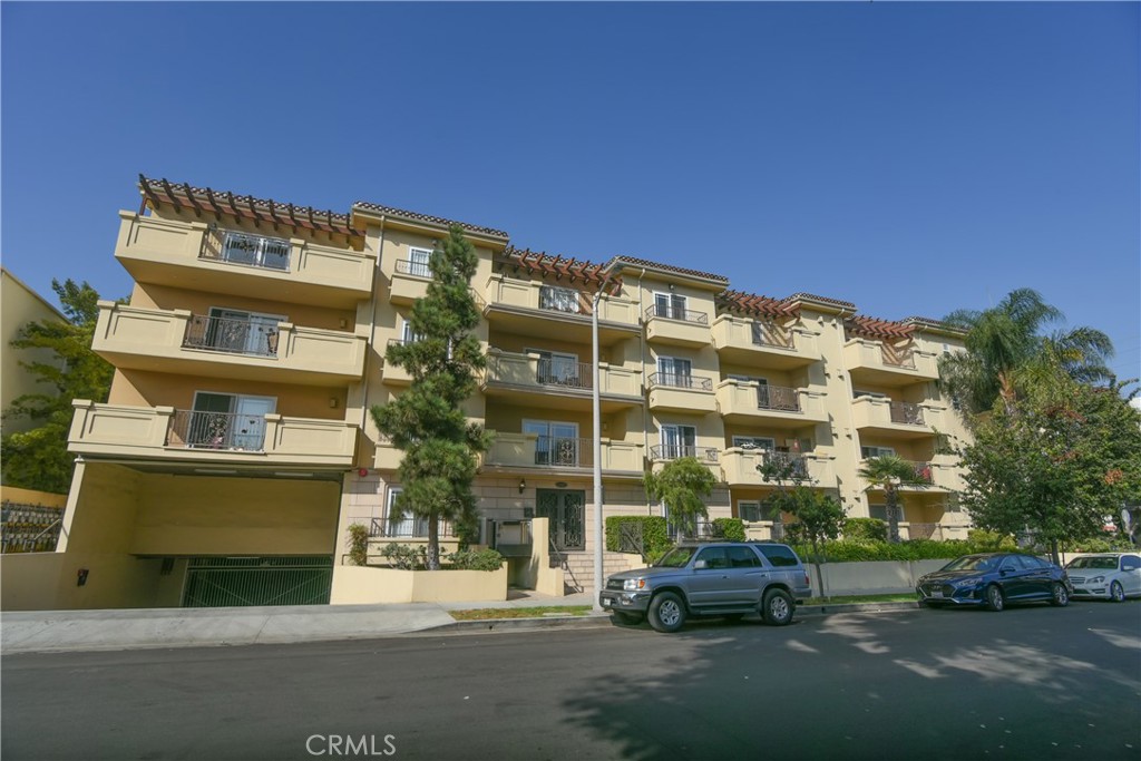11911 Mayfield Avenue 204