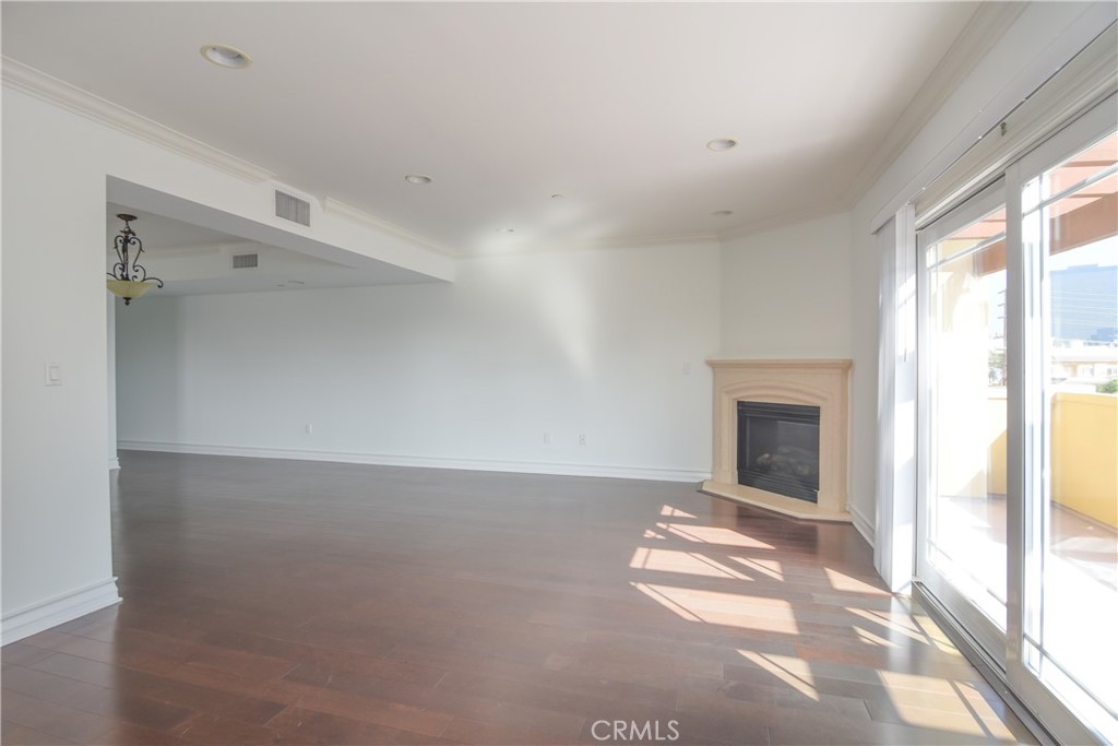 11911 Mayfield Avenue 204