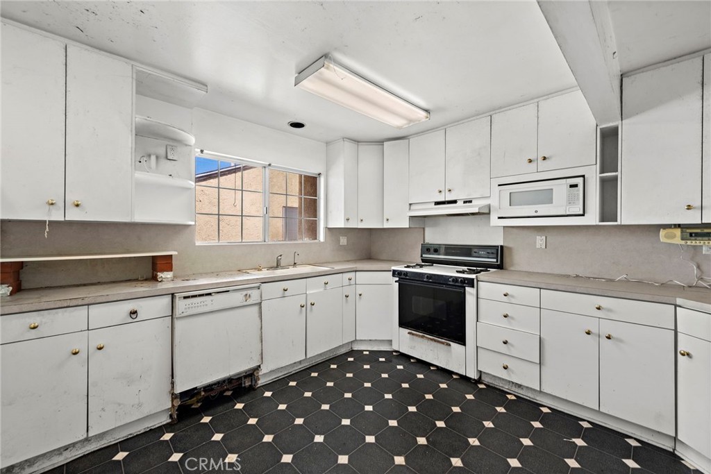 3742 W 176th Street