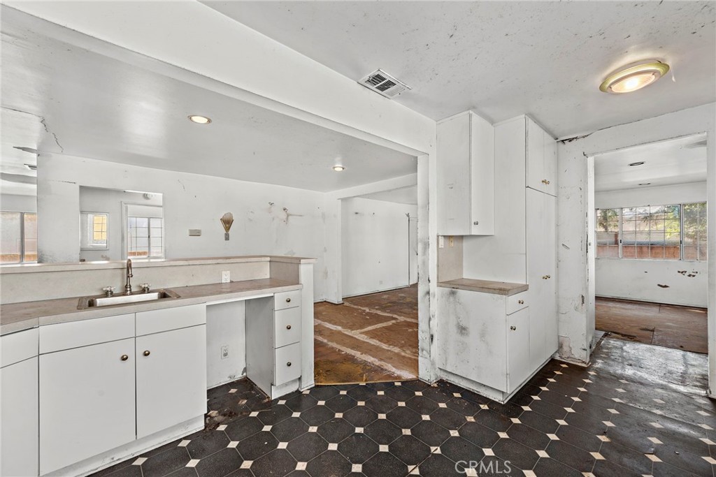 3742 W 176th Street